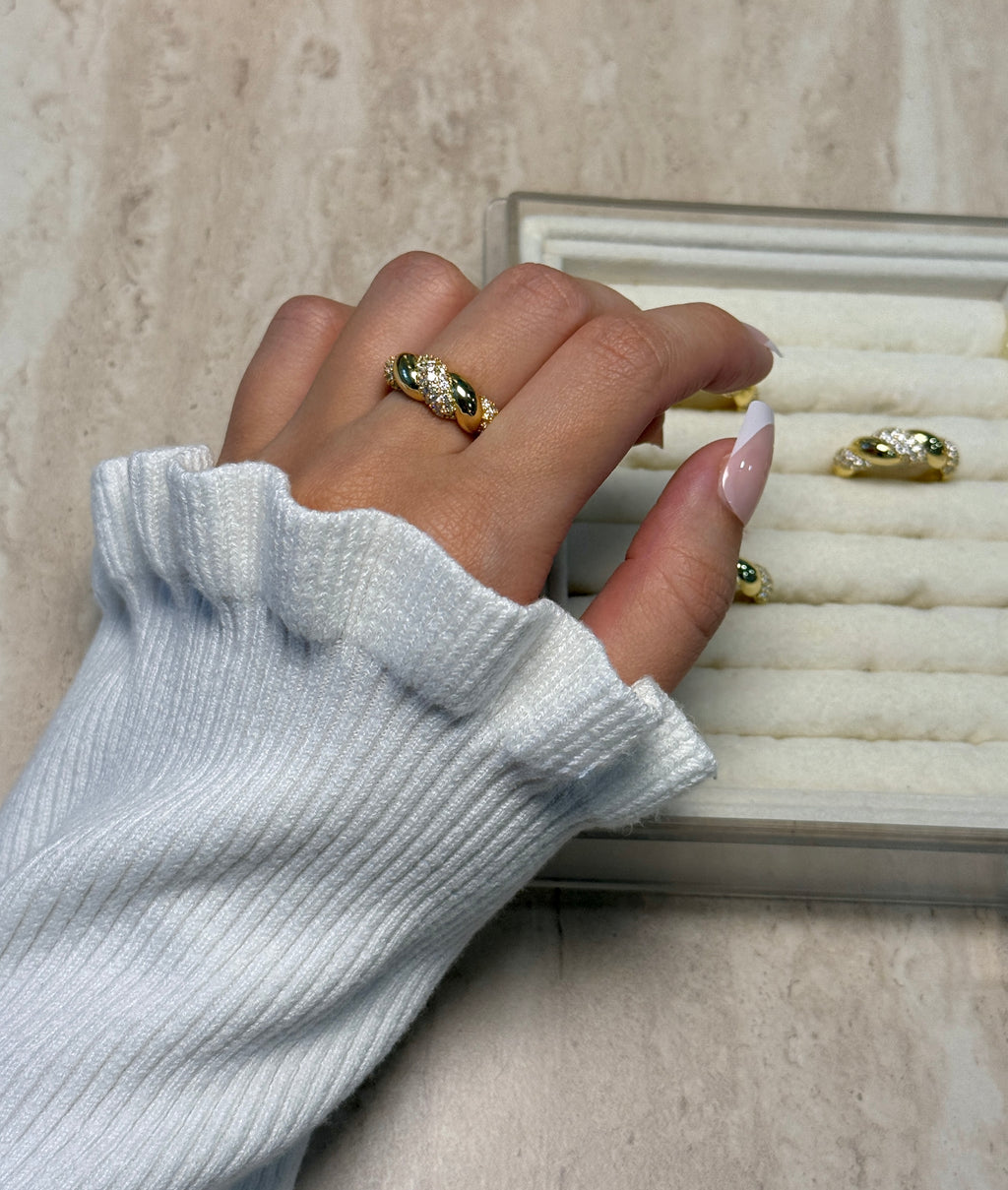 Adorné Twist Moissanite Ring